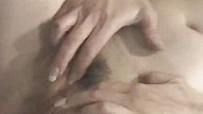 สาวหุ่นเพรียวได้ชิมกล้วยช็อกโกแลต. วีดีโอ โปี