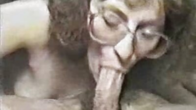 BBW วีดีโอ โป็ ฟรี หล่อลื่นให้ตัวเองกับหมอนวดบนโซฟา .