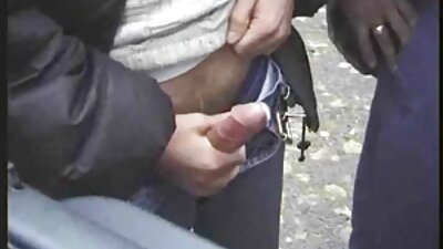 ท่านผู้หญิงชอบช่วยตัวเองอกของเธอในบาร์. วีดีโอ คลิป โป็