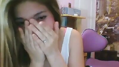 แฟนหนุ่มผมบลอนด์กำลังผ่อนคลายกับสาว ๆ หนัง วีดีโอ โป๊ ในห้องซาวน่า