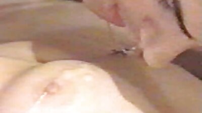 ผู้หญิงเย็นเล่นกับกระป๋องใหญ่. ดู หนัง โป้ วีดีโอ